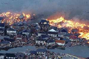 Землетрясение и цунами опустошают Японию
