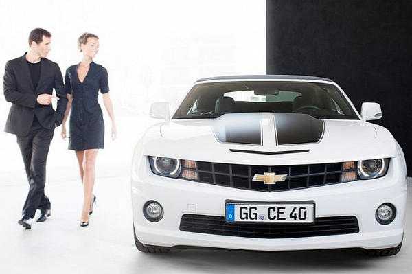 Chevrolet Camaro и фотомодель