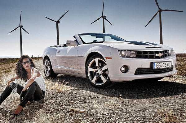 Chevrolet Camaro и фотомодель