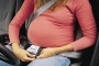 На фото беременная за рулем