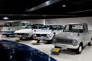 на фото автомобили Mazda в музее