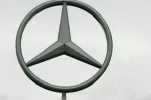 на фото логотип Merсedes-Benz 
